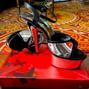 Brand New discontinued Pleaser delight black and chrome platform heels